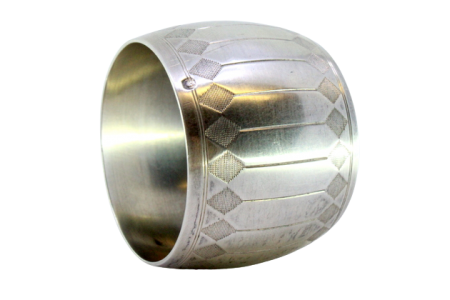 Argola de guardanapo em prata em forma de barril com bandas guilhochadas ao alto e gravados.